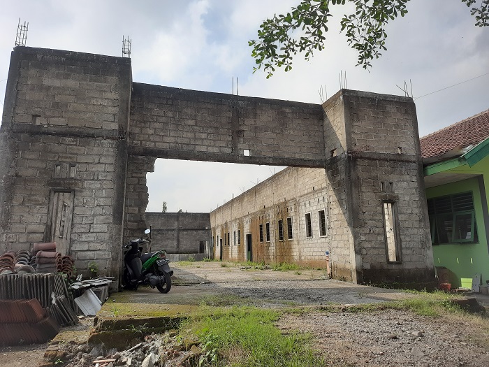 BELUM RAMPING: Kondisi gedung serbaguna SMPN 2 Diwek yang bakal direhab.