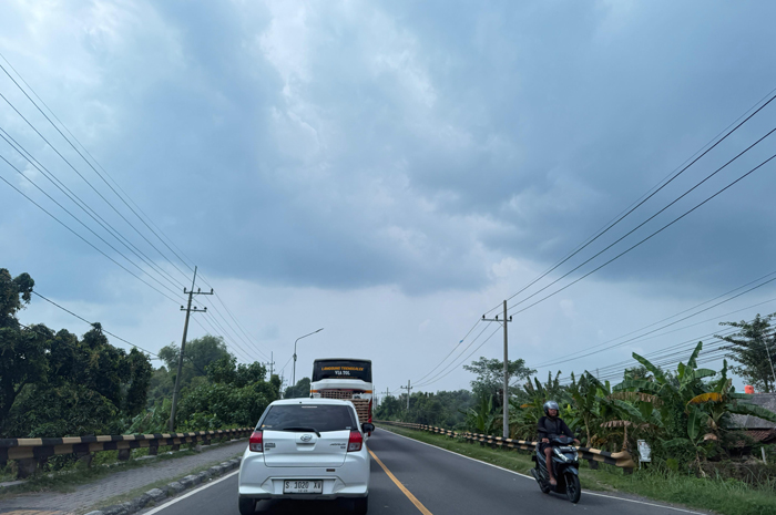 LANGGANAN MACET: Jembatan Kayen di Kecamatan Bandarkedungmulyo jadi langganan macet tiap tahun