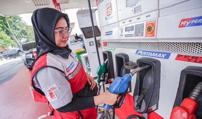 Petugas SPBU Pertamina melayani BBM jenis Pertamax (antarannews.com)