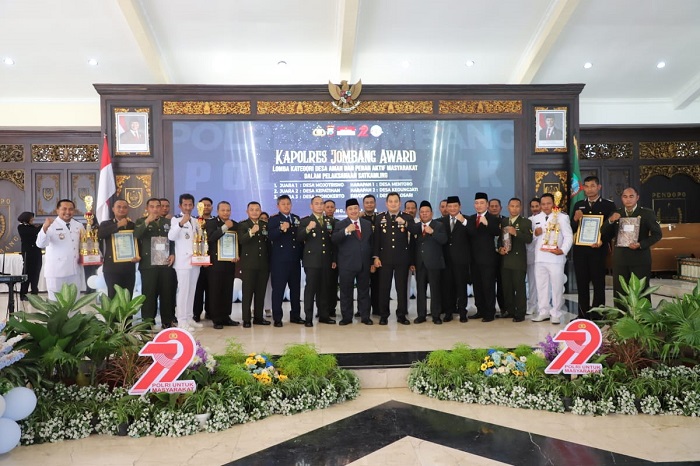 Kapolres Jombang, AKBP Ardi Kurniawan bersama Bupati Jombang Warsubi foto bersama kepala desa penerima penghargaan, Selasa (1/7).
