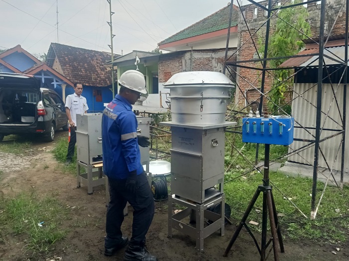 CEK KUALITAS UDARA: Petugas DLH Jombang menerjunkan stasiun pemantau kualitas udara di Desa Sambongdukuh, Kecamatan Jombang, Senin (30/6).