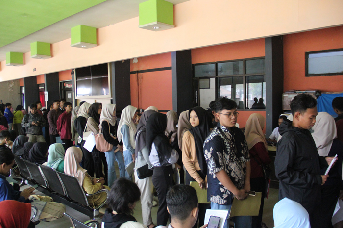 MEMBELUDAK: Ratusan pemohon KTP-elektronik membeludak di kantor Dispendukcapil Jombang kemarin (1/7).