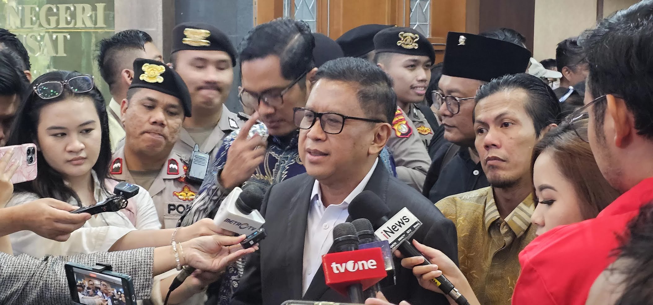 Sekretaris Jenderal PDI Perjuangan Hasto Kristiyanto memasuki ruang sidang Pengadilan Tipikor Jakarta, Kamis (3/7/2025).