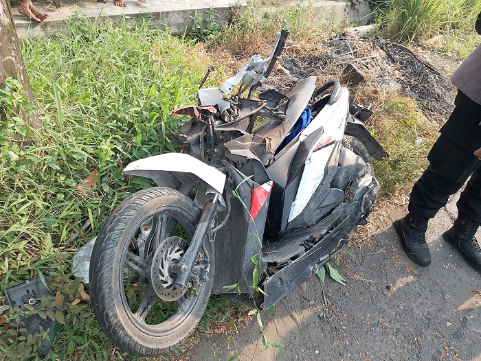 Kecelakaan tragis terjadi di Jalan Raya Desa Cangkringrandu, Kecamatan Perak, Kabupaten Jombang, pada Rabu (2/7) siang.