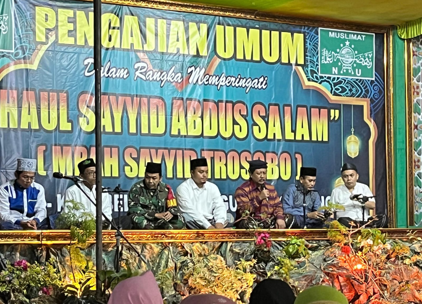 Wakil Ketua DPRD Jombang, HM Syarif Hidayatullah ST MMT (Gus Sentot), saat menghadiri haul Sayyid Abdus Salam (Mbah Sayyid Trosobo) di Dusun Pulo Desa Karobelah, Kecamatan Mojoagung, Rabu (2/7).