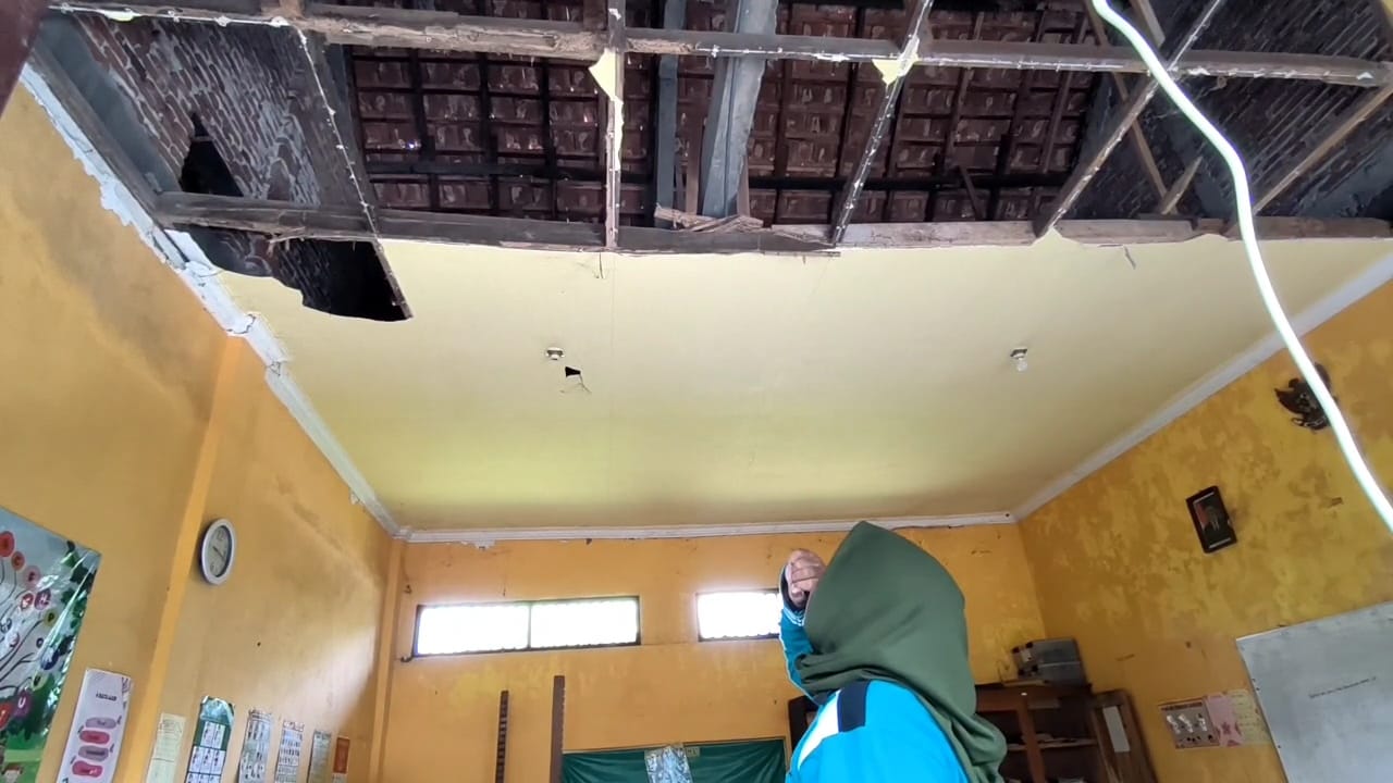 Kondisi salah satu ruang kelas di SDN Jabon 2 Jombang yang rusak parah hingga membuat sekolah ini kerulitan dapat murid baru