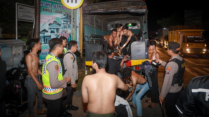 Puluhan pesilat diringkus polisi lantaran nekat menggelar konvoi saat malam pengesahan perguruan silat di Jombang Jumat (4/7) malam hingga Sabtu (5/7) dini hari.