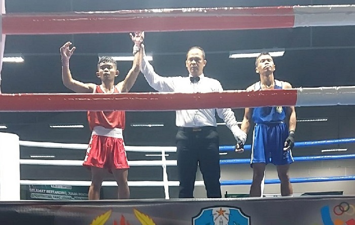 JUARA: Petinju Jombang Aris (merah) meraih emas pada Porprov Jatim di Malang, (4/7).
