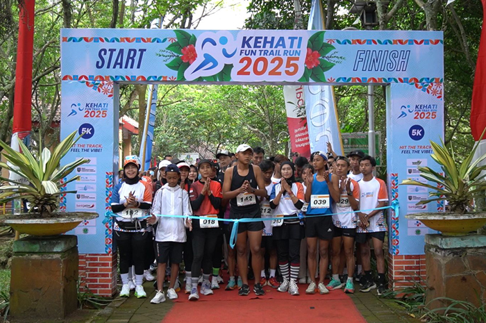 SEMANGAT: Ratusan peserta mengikuti Kehati Fun Trail Run 2025 di Taman Kehati Wonosalam Jombang.