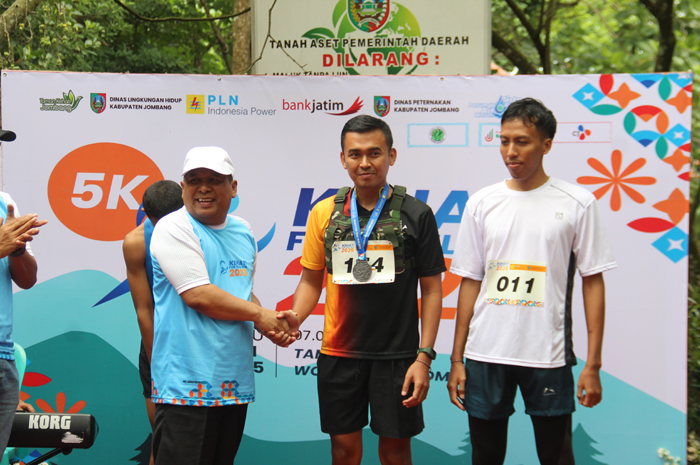 SELAMAT: Wakil Bupati Jombang Salmanudin Yazid menyerahkan hadiah kepada juara, Minggu (6/7).