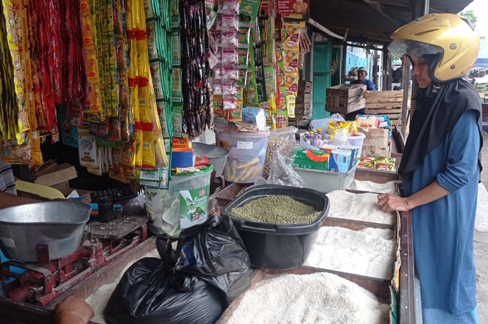 MERANGKAK NAIK: Harga beras di tingkat eceran Pasar Legi Jombang merangkak naik.