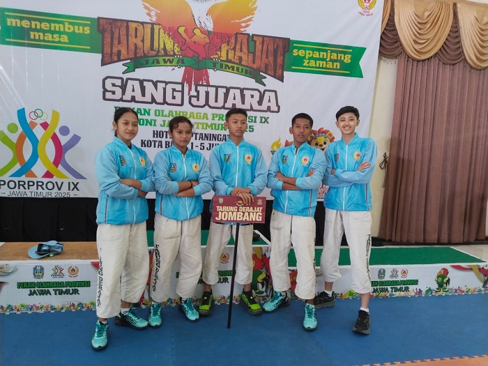 MEMBANGGAKAN: lima atlet tarung derajat yang berhasil meraih tiga medali porprov, dari kanan Khansa, Erzha, Lionel, Chaca, dan Hafsa