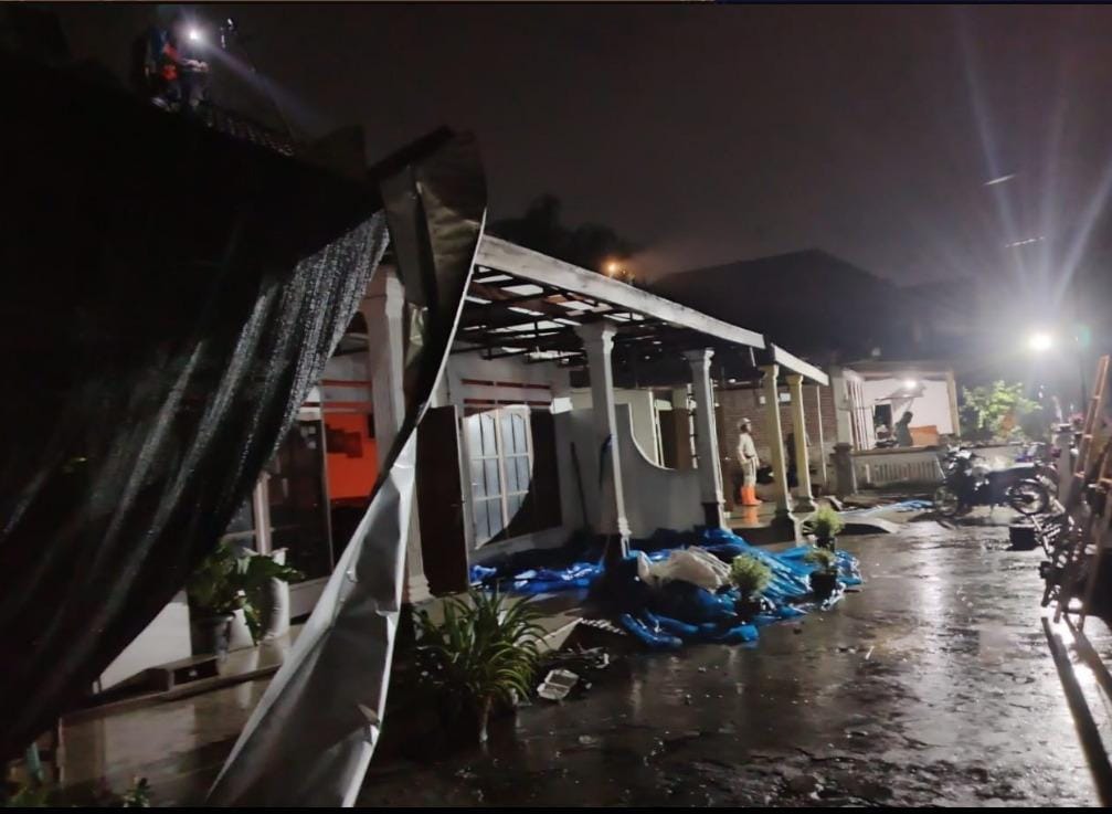 Kondisi rumah warga di Jantiganggong, Perak, Jombang yang rusak diterjang angin kencang