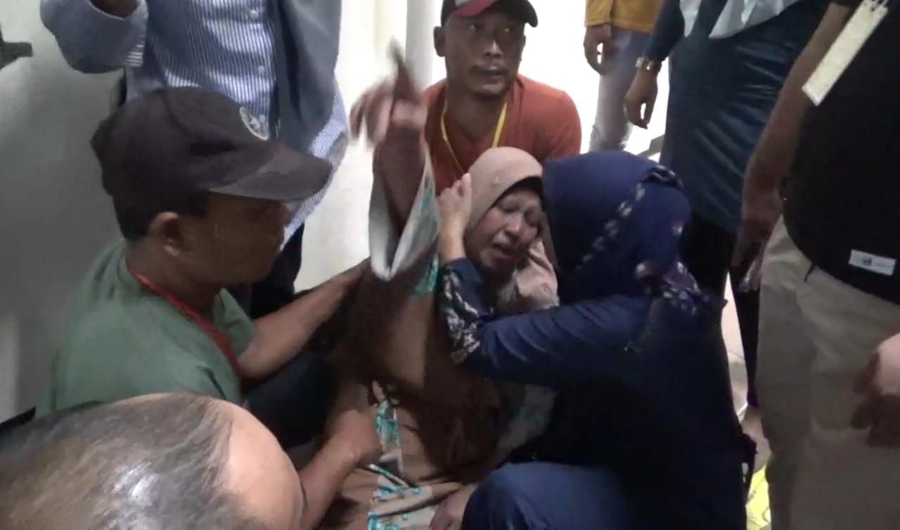 Anggota keluarga korban yang histeris usai dengarkan dakwaan jaksa