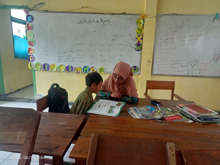 MINIM SISWA: Siswa kelas 3 SDN Sumberaji 2 Kecamatan Kabuh seperti les privat dengan gurunya, karena jumlah siswa hanya satu.