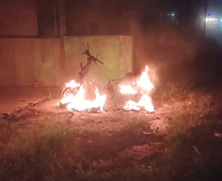 Sebuah sepeda motor matic ditemukan ludes terbakar di pinggir Jalur Provinai Ploso&ndash;Babat, tepatnya di depan tempat pencucian motor Desa Kedungdowo, Kecamatan Ploso, Kabupaten Jombang, pada Rabu (8/7)