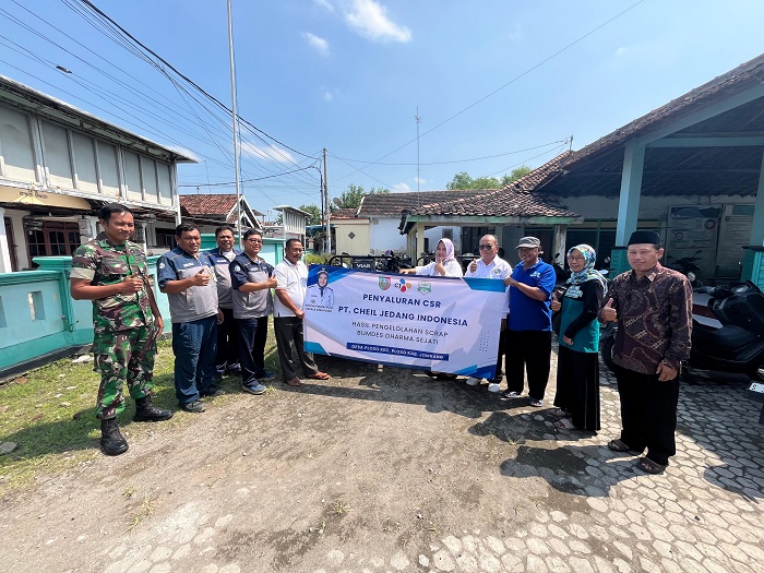 SINERGI: PT CJI Jombang sinergi bersama Desa Ploso salurkan hasil CSR pengolahan scrap, Rabu (9/7).