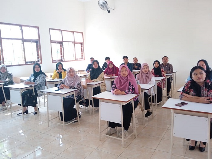 SIAP DIMULAI: Dinsos Jombang melakukan sosialisasi kepada guru Sekolah Rakyat di SKB Mojoagung kemarin (9/7).