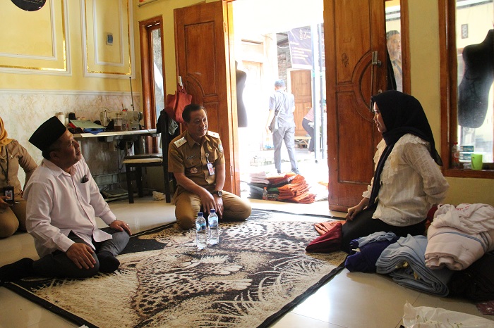 Wabup salman dan Sekdakab Agus purnomo saat sidak penjahit seragam di Desa Tunggorono, (7/7)