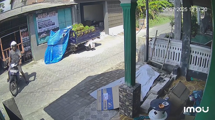 KONANGAN: Pencuri tabung gas elpiji milik warga Desa Plumbon Gambang, Kecamatan Gudo, terekam CCTV (4/7).