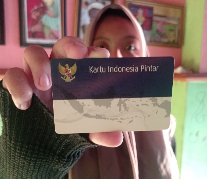SENANG: Miftah Rizqi Illahi, salah satu penerima KIP Kuliah 2025 menunjukkan kartunya.