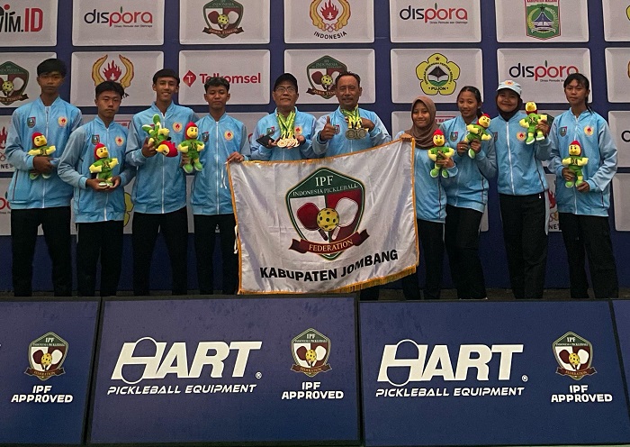 BERPRESTASI: Ketua Harian IPF Jombang, Imam Suhardi, bersama seluruh atlet yang mengikuti Porprov di Malang Raya.