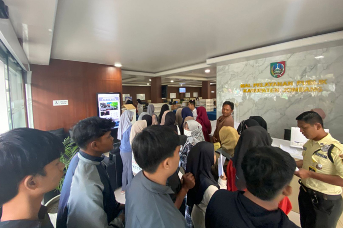 RAMAI: Pemohon memadati Mal Pelayanan Publik (MPP) di Ruko Simpang Tiga Mojongapit untuk mengurus dokumen adminduk.