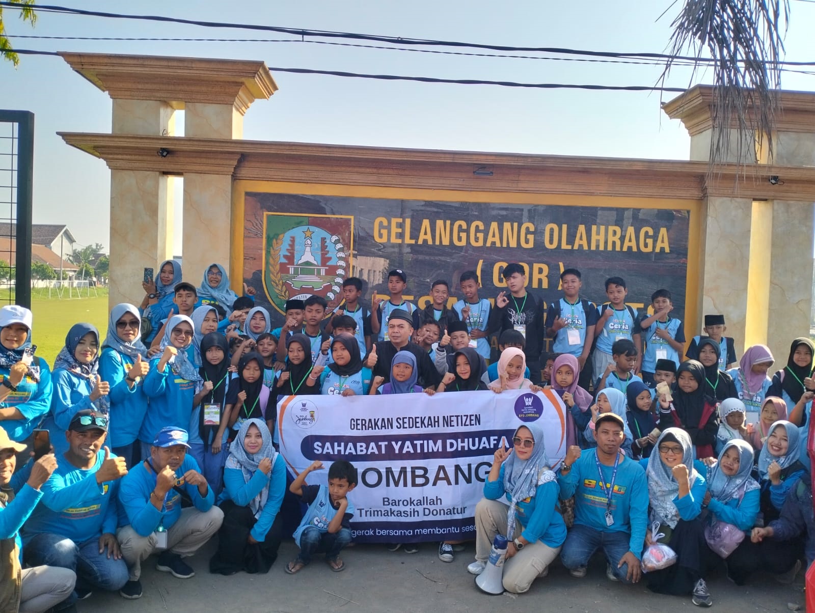 Wakil Ketua DPRD Jombang, HM Syarif Hidayatullah ST MMT (Gus Sentot), saat menghadiri pemberangkatan 40 yatim piatu tasyakuran wisata ke Wonosalam di lapangan Jogoroto