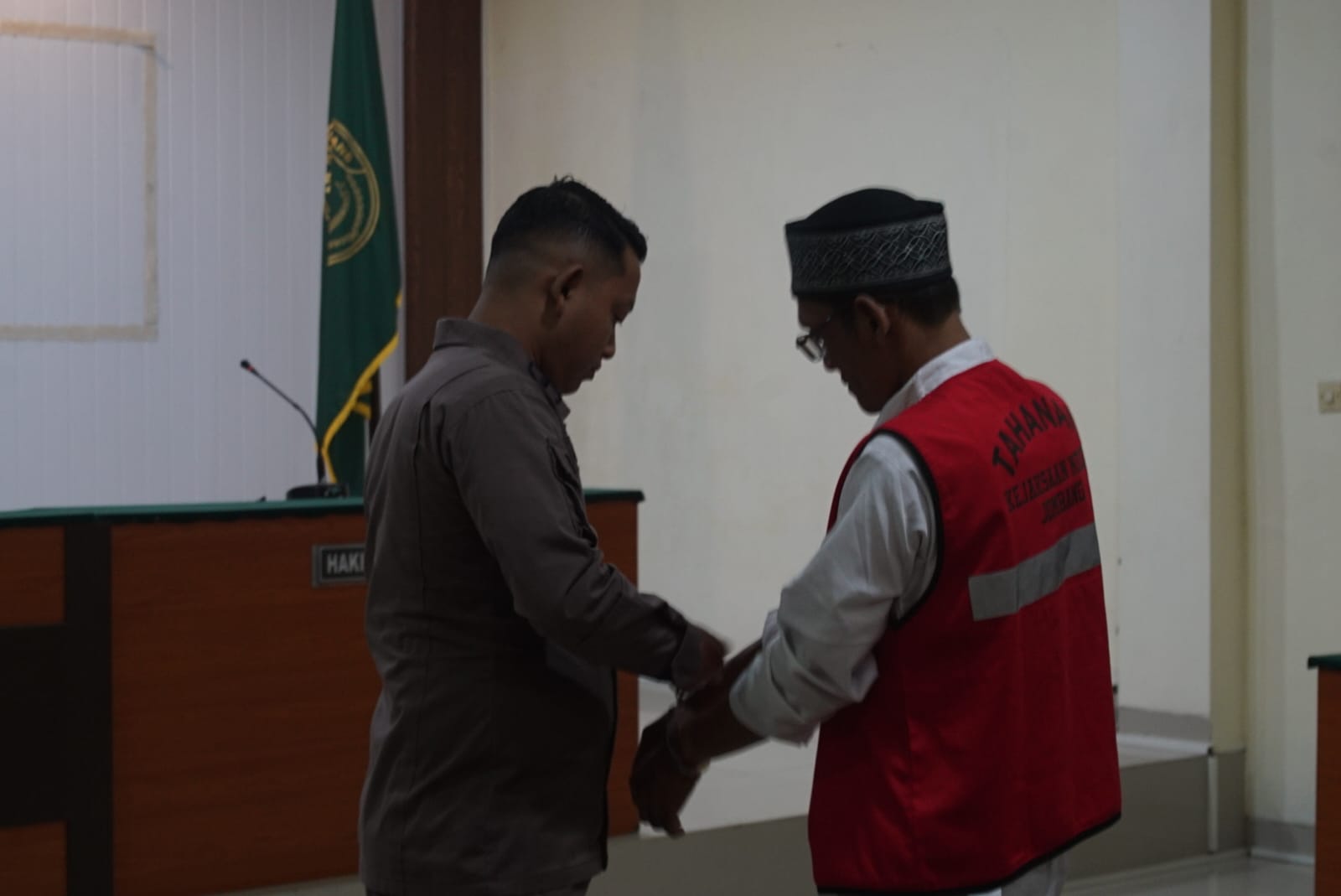 Terdakwa kasus pembunuhan dan mutilasi di Jombang saat akan menjalani sidang (10/7)