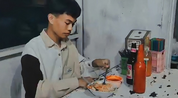 Pengunjung menikmati mie ayam khas Pak Kumis di Desa Cukir, kecamatan Diwek (11/7).