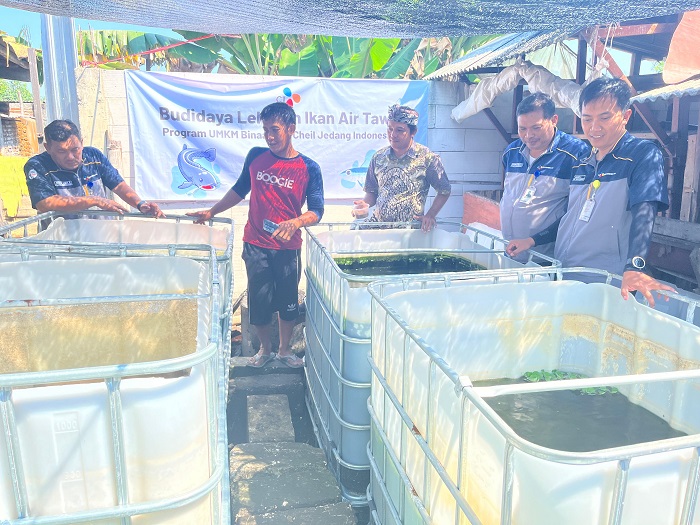 DUKUNG UMKM: Departement Head GA & Safety PT CJI, Rudhik Siswanto dan External Section Chief PT CJI, Wahyu Aries Setiawan, meninjau budi daya ikan lele binaan PT CJI di Dusun Lesungwatu, Desa Pagertan
