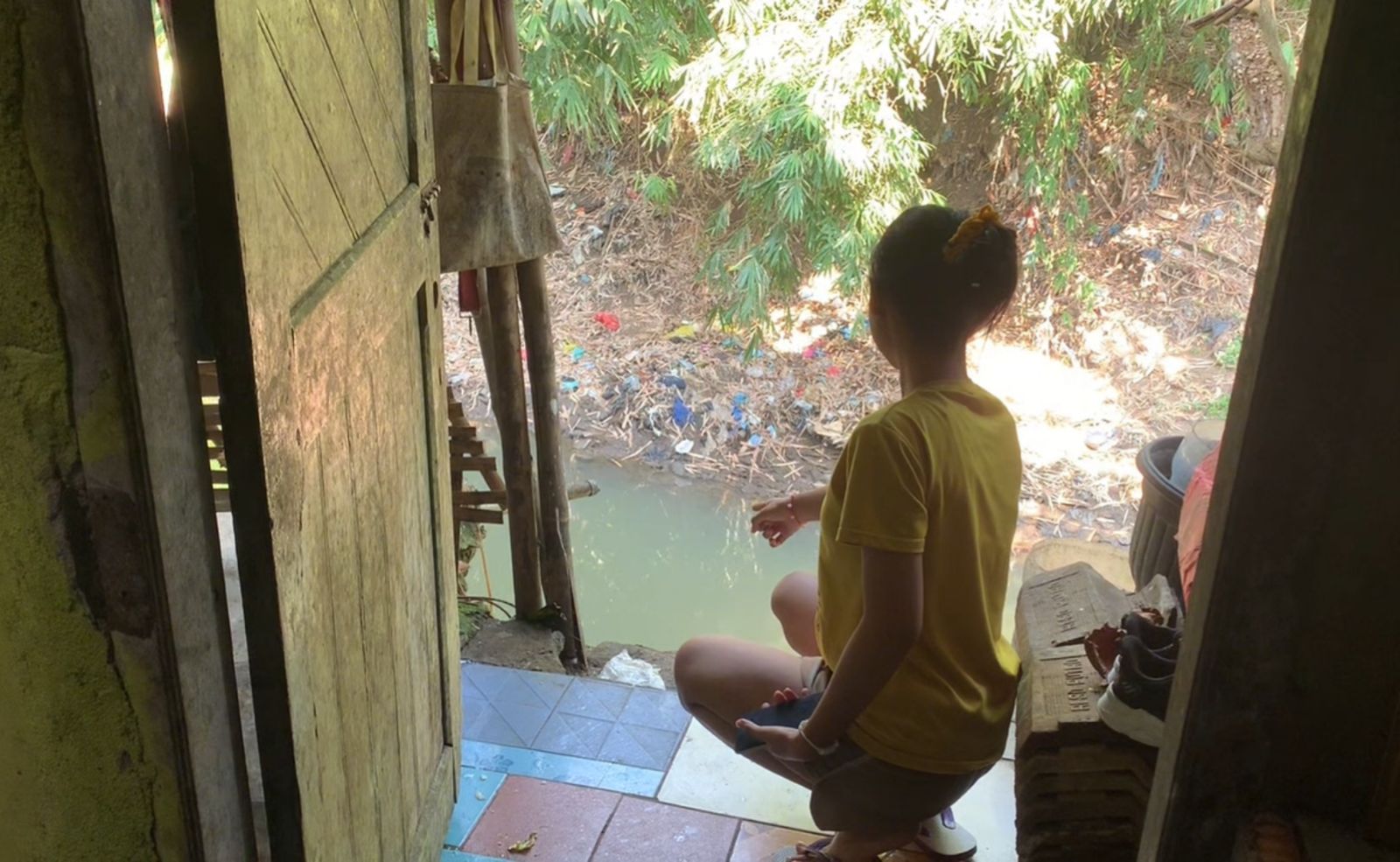 Kondisi salah satu rumah warga yang menggantung ke sungai akibat erosi