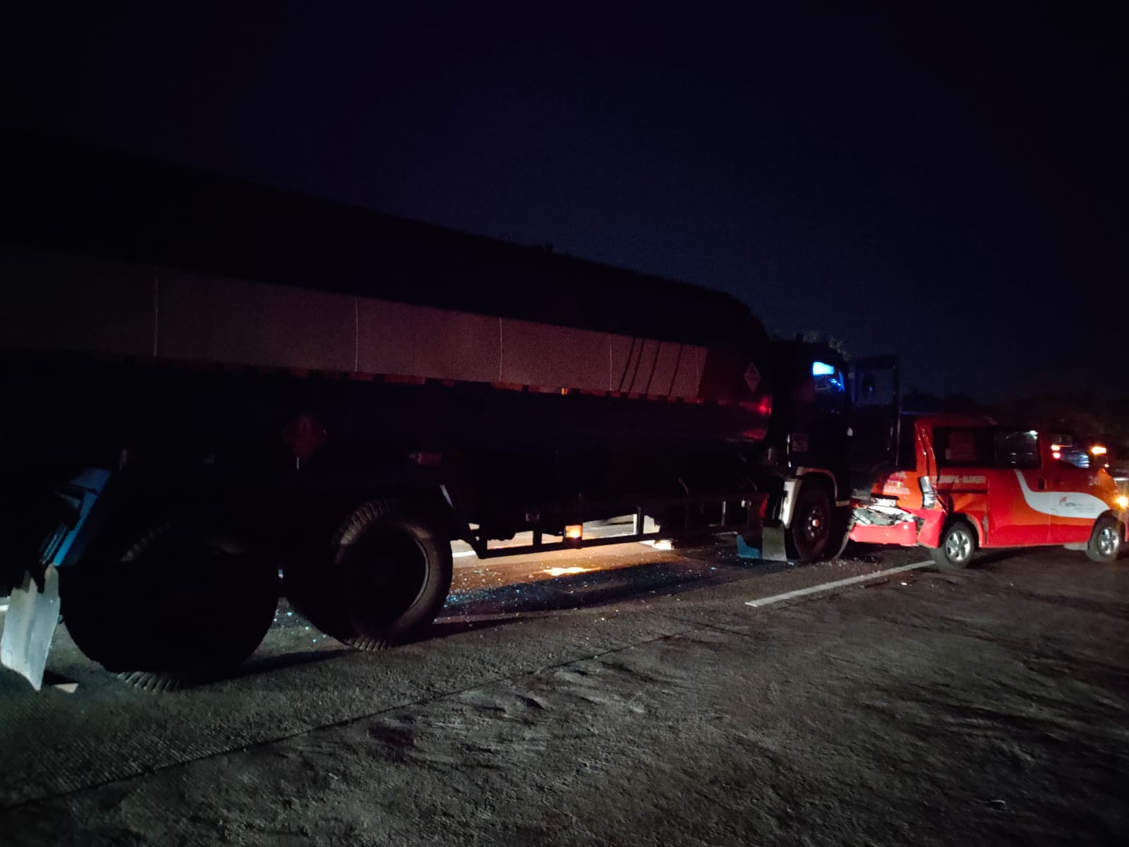 Kondisi tabrakan yang melibatkan mobil patroli tol Jombang Mojokerto dan truk tangki