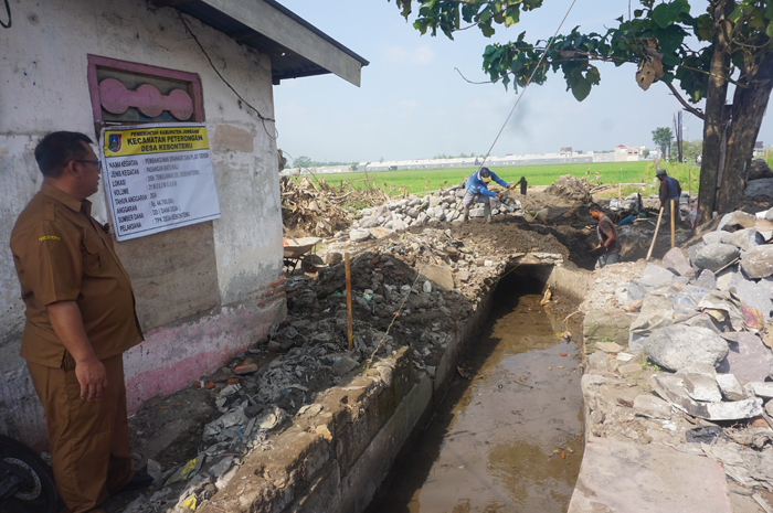 INFRASTRUKTUR PENUNJANG: Kepala Desa Kebontemu Sirojul Munir menunjukkan salah satu lokasi penataan saluran irigasi yang kedepannya akan dipersiapkan untuk menjadi lokas