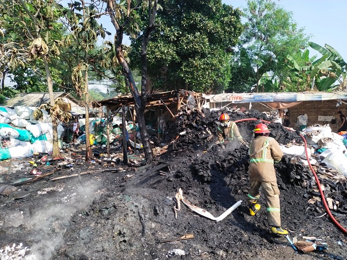 Kebakaran melanda sebuah gudang rosok di Dusun Winong Kidul, Desa Johowinong, Kecamatan Mojoagung, Kabupaten Jombang pada Minggu pagi (13/7).