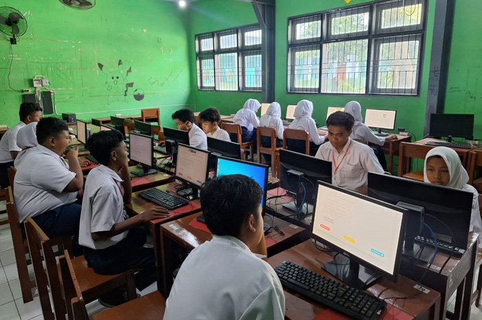 TELITI: Siswa SMPN 1 Mojoagung mengerjakan ANBK 2024.