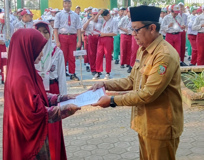 ANTUSIAS: Kepala SMPN 2 Sumobito, Drs Bambang Djoko Soejono MPd, saat membuka MPLS, kemarin.