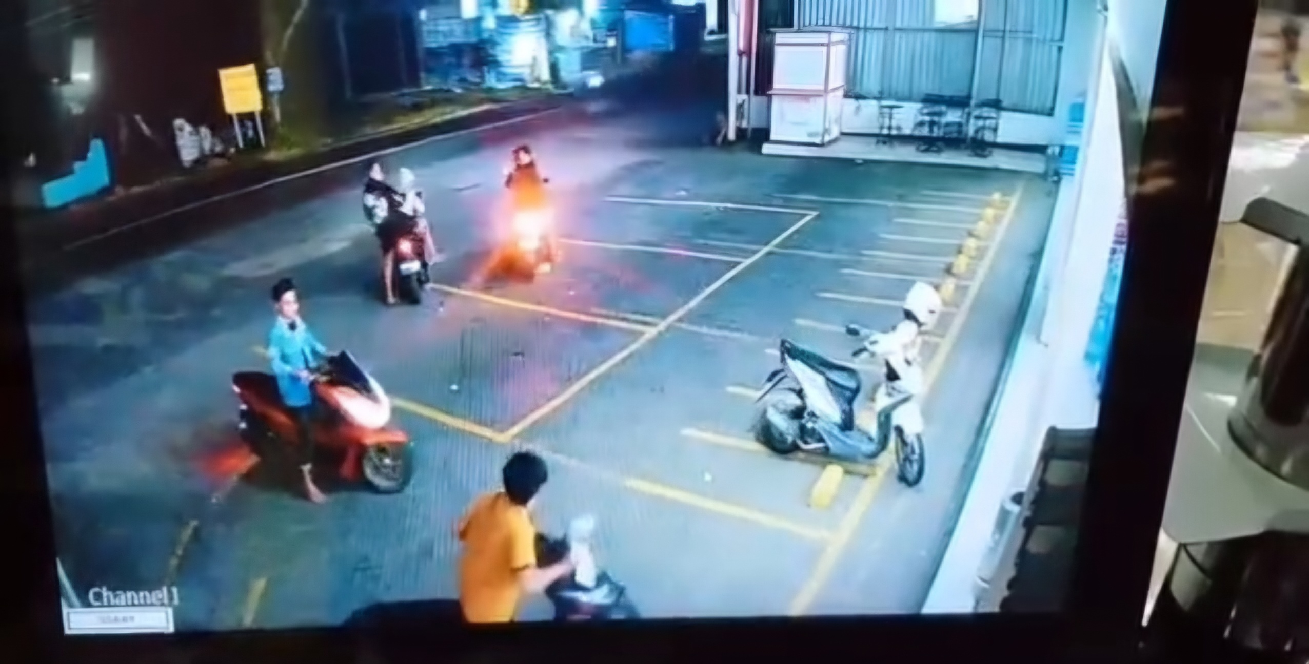 Potongan gambar rekaman CCTV aksi pencurian motor di Indomaret Diwek Jombang
