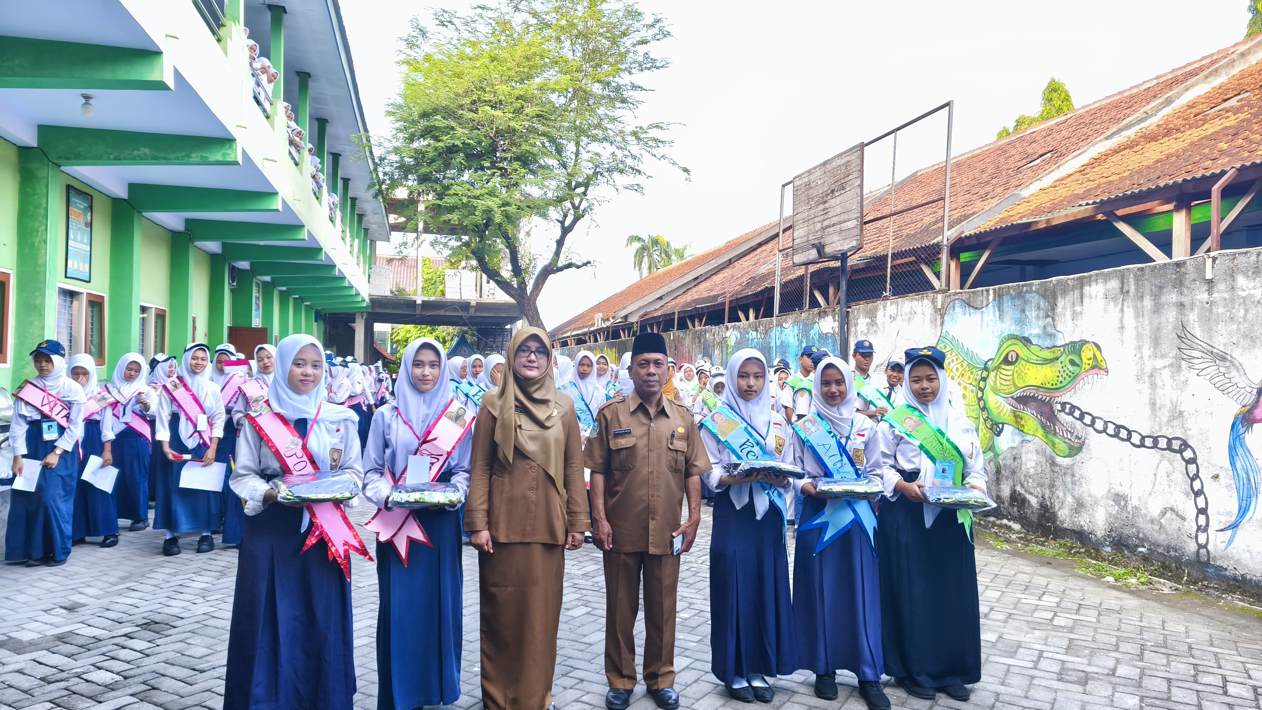SEMANGAT: Amiroh SKom MK Kepala SMKN 2 Jombang saat membuka kegiatan MPLS, kemarin (14/7).
