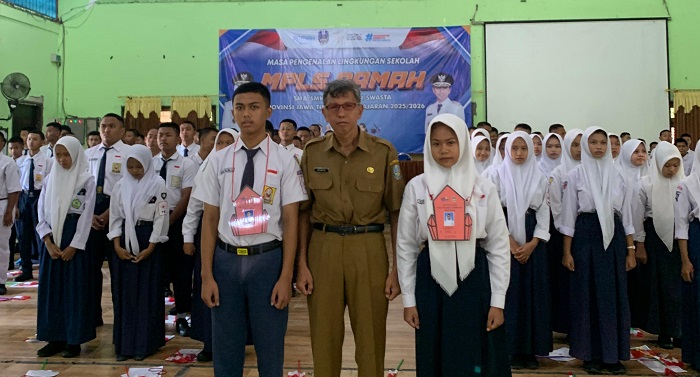 ANTUSIAS: Sebanyak 647 siswa baru SMK Negeri 3 Jombang mengikuti kegiatan Masa Pengenalan Lingkungan Sekolah (MPLS), kemarin (14/7).