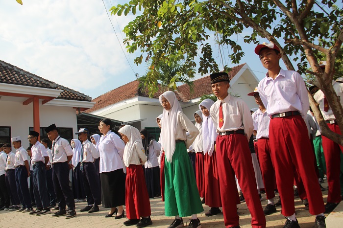 ANTUSIAS: Siswa mengikuti apel perdana di Sekolah Rakyat Jombang kemarin (14/7).