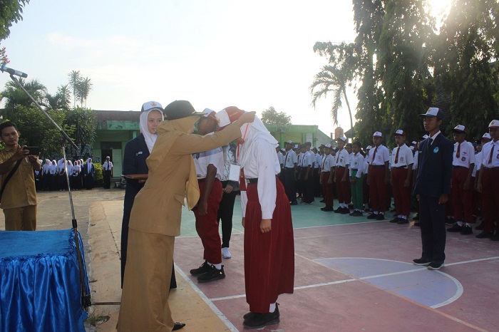 UPACARA PEMBUKA: Kepala SMPN 2 Megaluh, Laily Syarifah SAg, membuka MPLS, Senin (14/7).