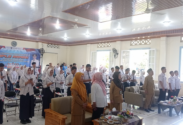 SERIUS: Kepala SMAN 3 Jombang Zainal Fatoni SPd MMPd bersama Kasi SMA dan PK-PLK (Pendidikan Khusus dan Pendidikan Layanan Khusus) Cabang Dinas Pendidikan Wilayah Jombang Dra Asijah MIp