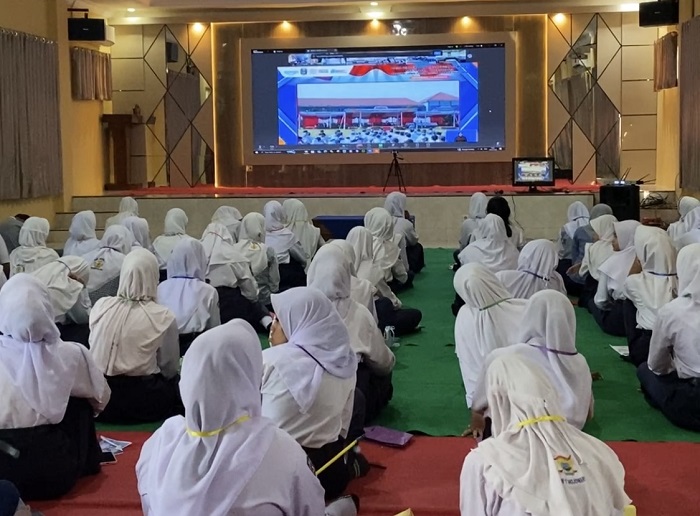 ATRAKTIF: Barisan siswa baru membentuk paper map bertuliskan SMAN Bareng.