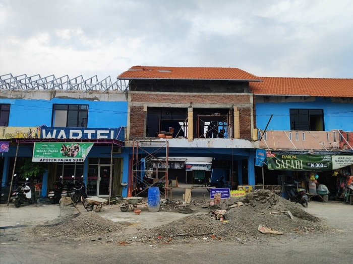 DIKEBUT: Deretan ruko Pasar Mojotrisno yang direhab sudah dipasang atap.