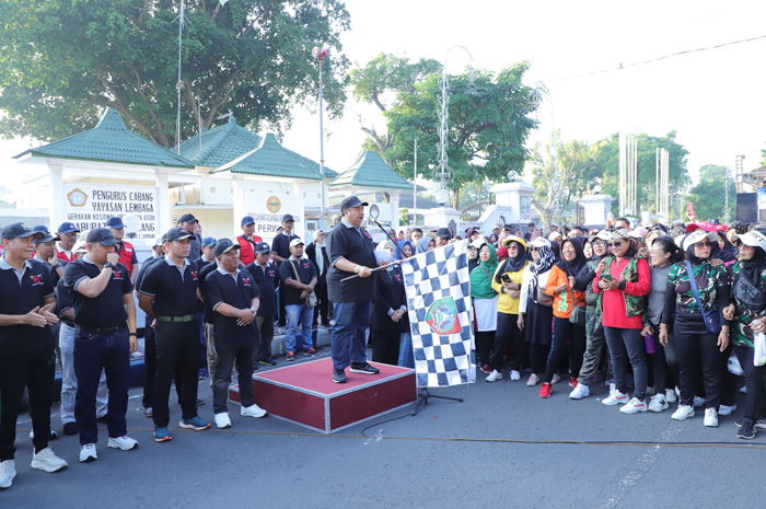 Dinas Koperasi dan Usaha Mikro (Dinkop UM) Kabupaten Jombang memperingati Hari Koperasi Nasional ke-78 dengan menggelar jalan sehat.