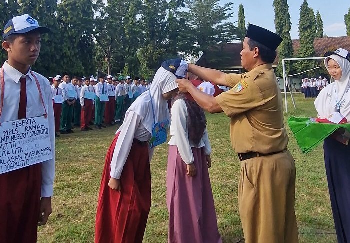 SEMANGAT: Kepala SMPN 1 Jogoroto, Muhamad Khoiri SPd, saat membuka MPLS, kemarin.
