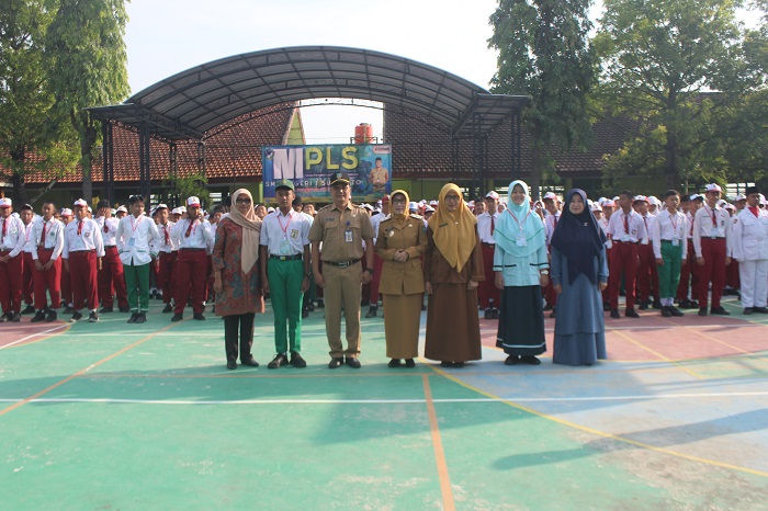 TELADAN: Plh Kepala Dinas Pendidikan dan Kebudayaan Kabupaten Jombang, Wor Windari MSi, saat membuka MPLS di SMPN 1 Sumobito, Senin (14/7).