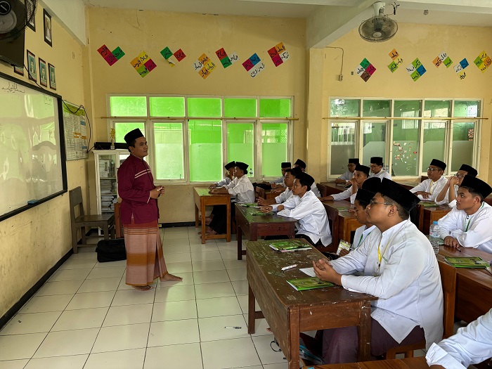 Sebanyak 274 peserta didik baru MAN 2 Jombang mengikuti kegiatan Masa Ta&rsquo;aruf Siswa Madrasah (MATSAMA) yang berlangsung mulai Minggu hingga Kamis di kawasan Pondok Pesantren Darul Ulum
