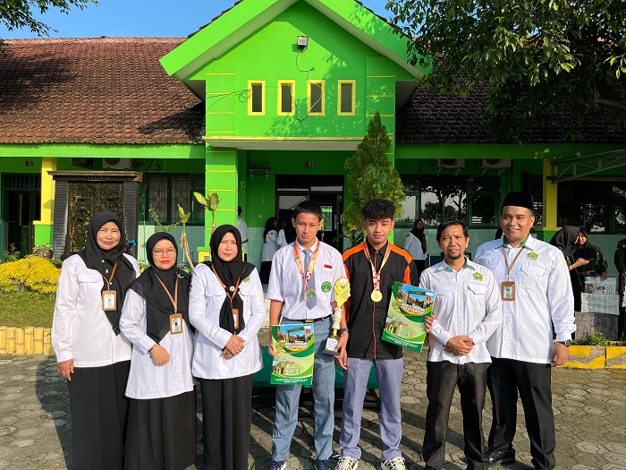 BERPRESTASI: Kepala MAN 8 Jombang, Dra Farida Priyatna MM, membuka Matsama, kemarin.